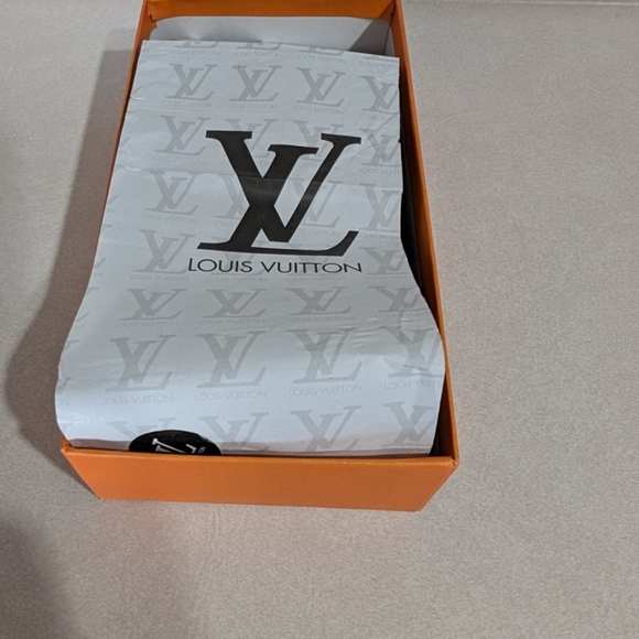 Louis Vuitton Damier Graphite Wallet with Silver Accents - Picture 11 of 12